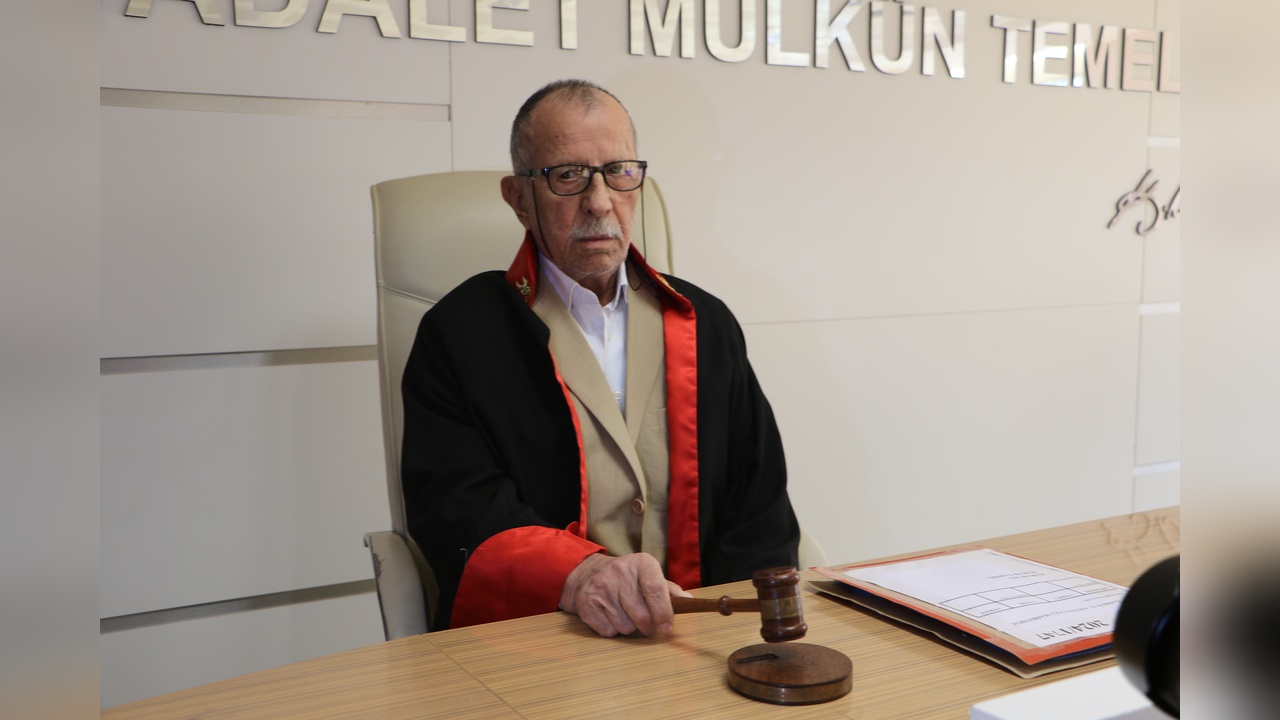 87 Yıllık Hakimlik Rüyası Bir Günlük de olsa Gerçekleşti: Dava Yönetti ve Cüppe Giydi