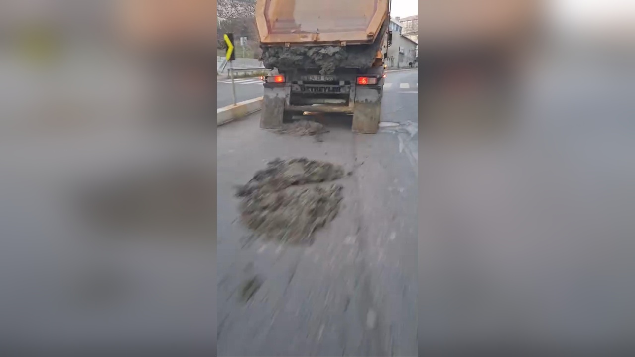 Kağıthane'de Hafriyat Kamyonu Tehlike Yarattı
