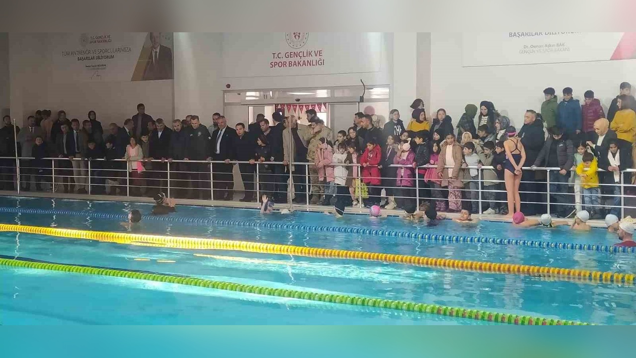 Yeni Yüzme Havuzu Muradiye'de Açıldı