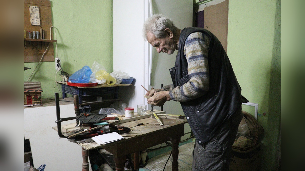 Baba, Oğluna Destek Olmak İçin Ev Maketleri Yapıyor