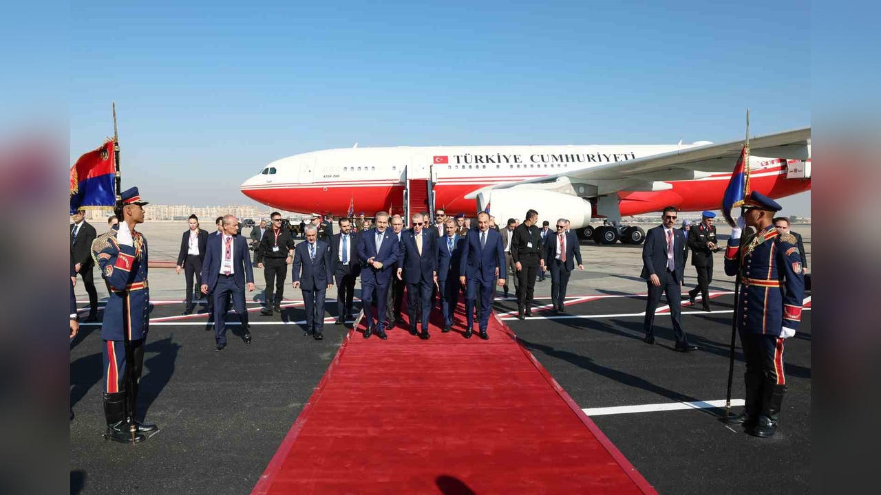 Cumhurbaşkanı Erdoğan Mısır'da D-8 Zirvesi'nde