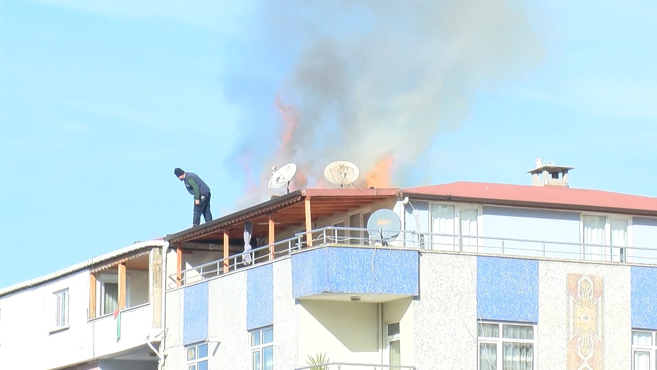 Maltepe'de Çatı Yangını Paniğe Neden Oldu