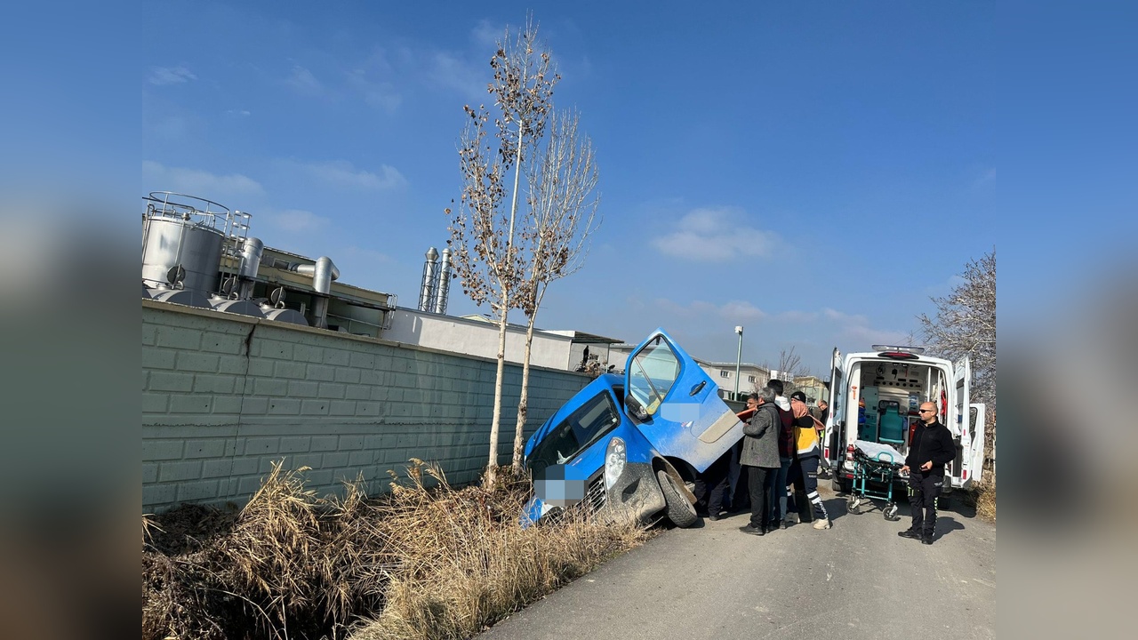 Dikkatsizlik Sonucu Sulama Kanalına Devrilen Minibüste Yaralanma