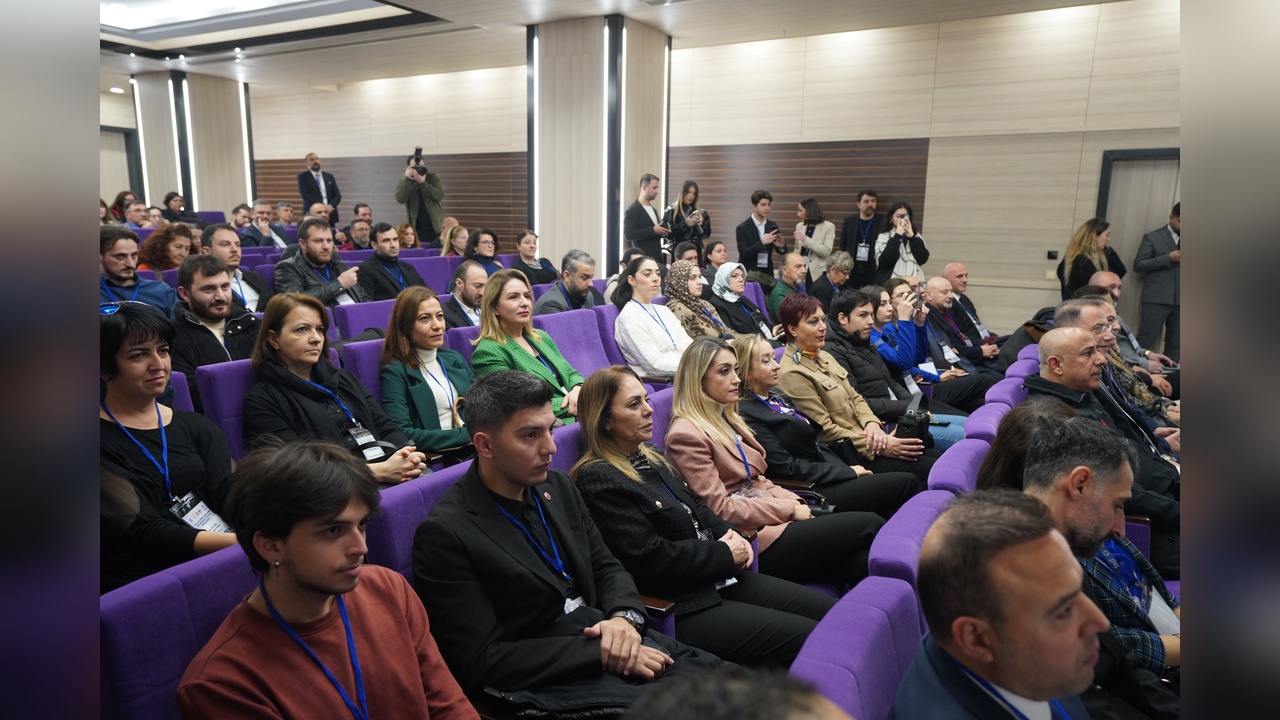 Yerel Yönetimler ve STK'lar Deprem Sürecinde Kritik Rol Oynuyor