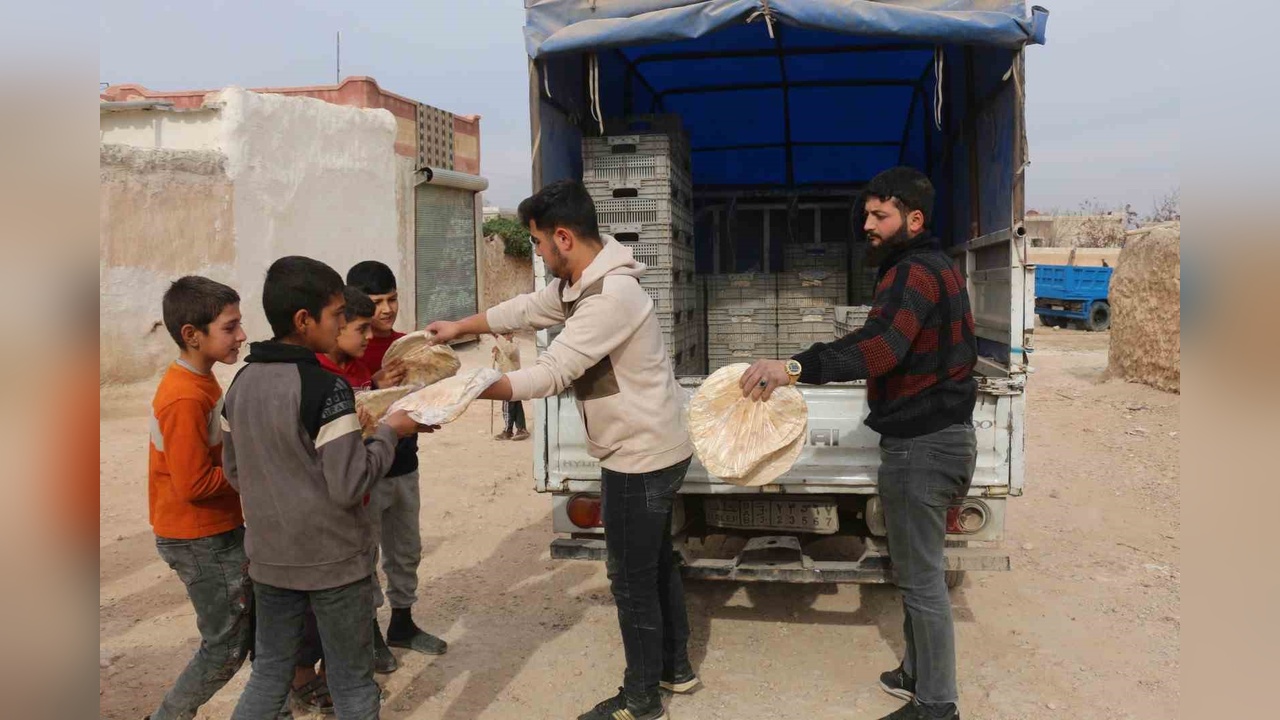 Münbiç'te Ekmek Dağıtımı Gerçekleşti