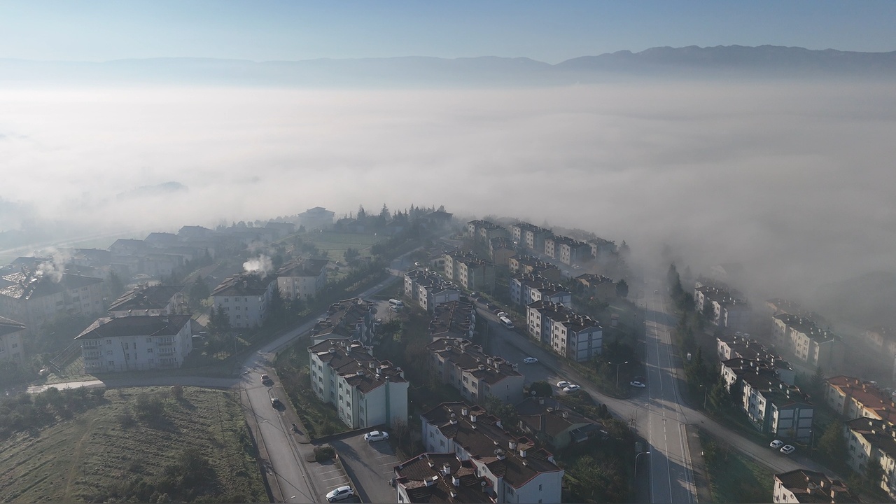 Düzce'yi Saran Yoğun Sis Görüş Mesafesini Kısıtladı