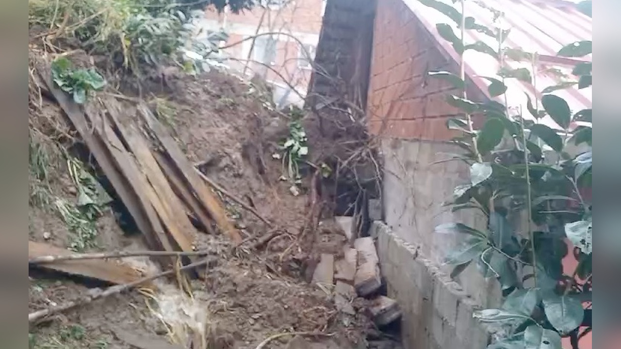 Rize'de Heyelan, Köy Yolunu Engelledi
