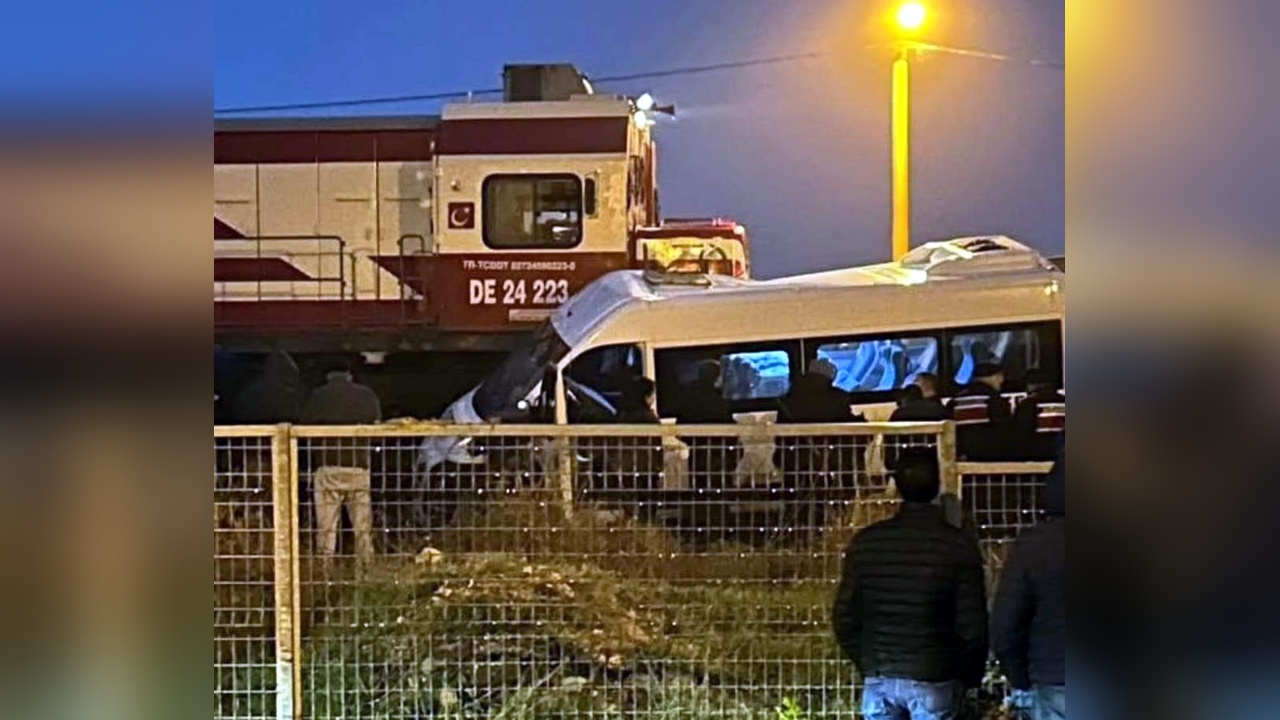 Yük Treni İşçi Servisine Çarptı: İki Kişi Yaralandı