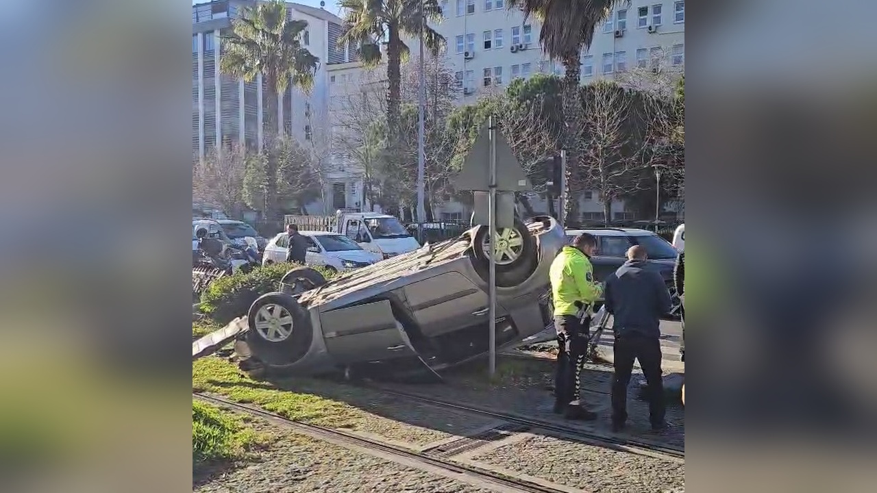 Tramvay Yoluna Devrilen Araçta Sürücü Yaralandı