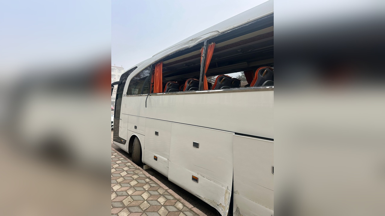 Otobüsü kaçıran şahıs, park halindeki araçları hasara uğrattı