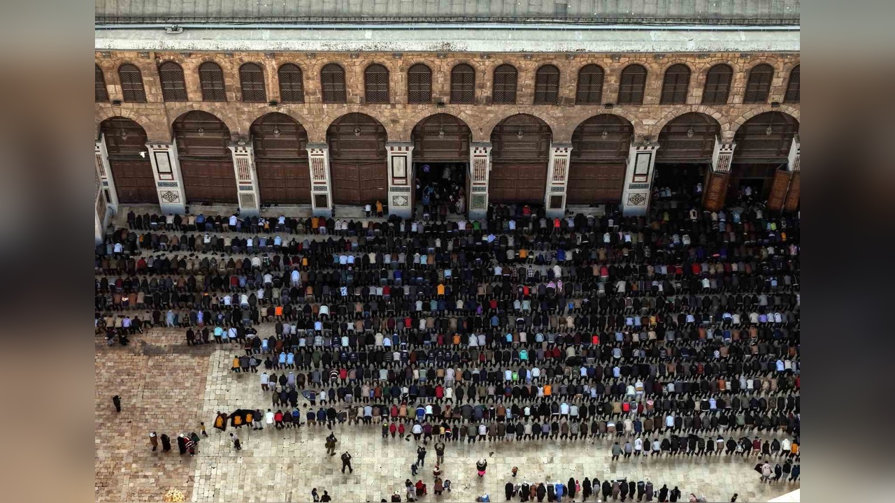 Emevi Camii'nde İkinci Cuma Namazı Kılındı