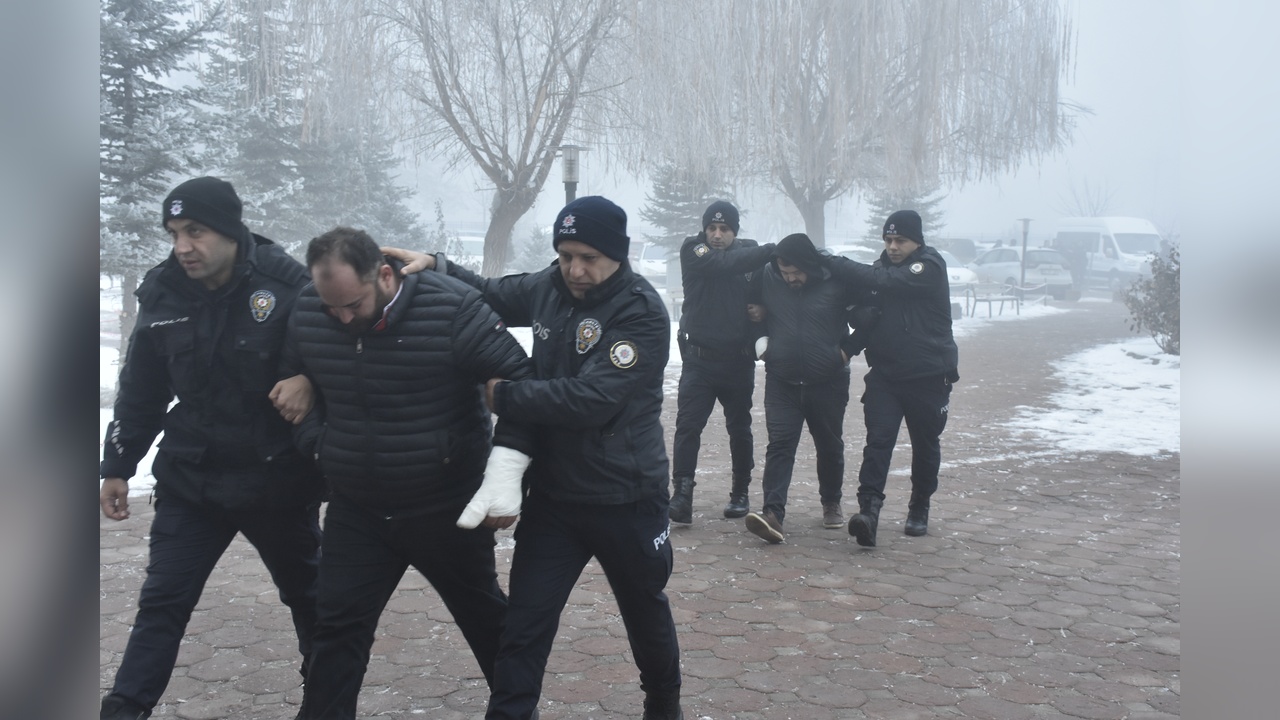 Adliyede Kavga: 8 Kişi Yaralandı