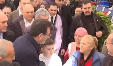 Semt pazarında İmamoğlu ile yaşlı kadının dikkat çeken konuşması