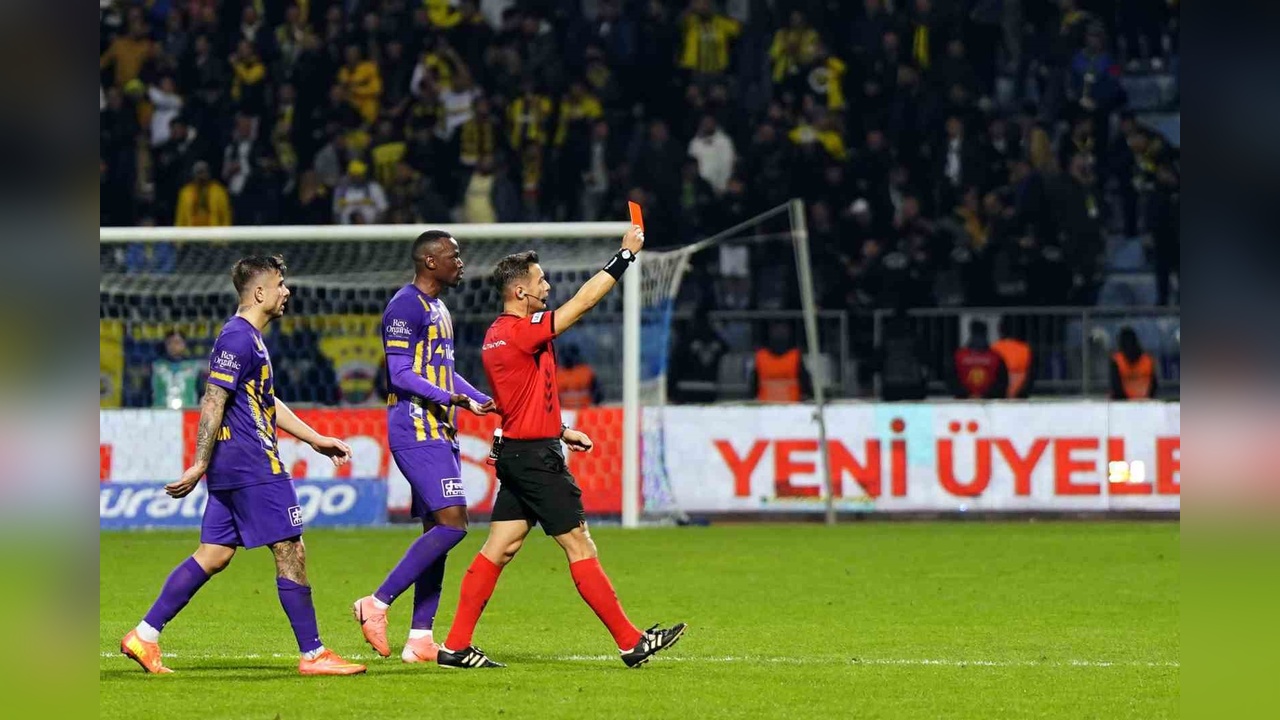 Maçta Kırmızı Kartla Oyundan Atıldı