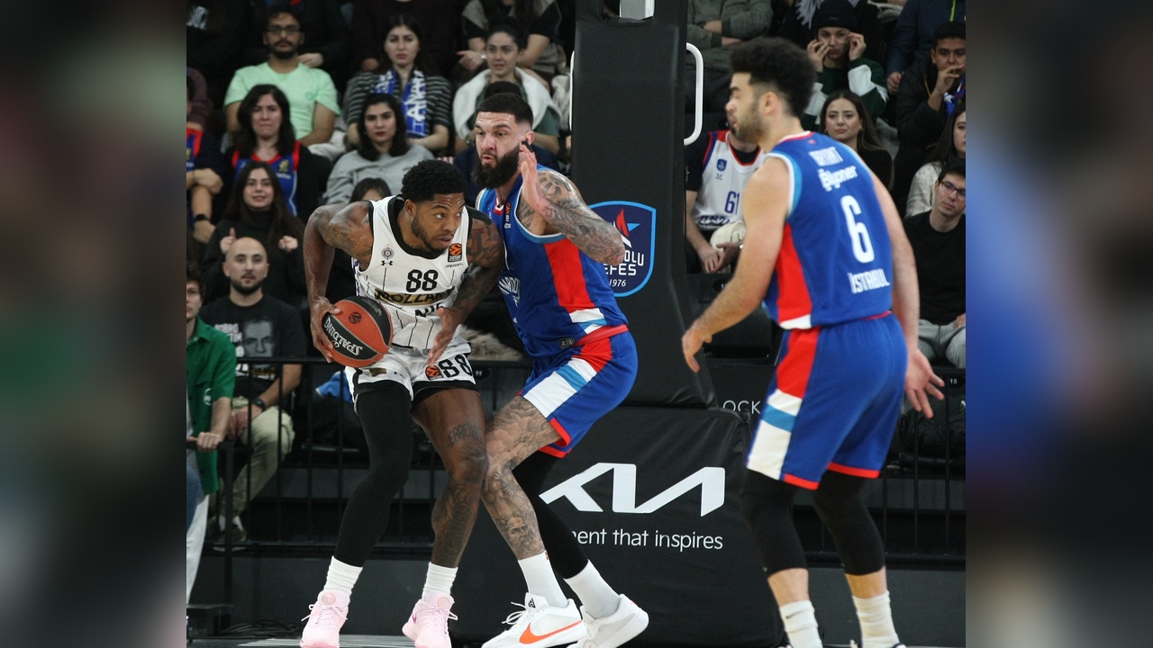 Anadolu Efes, Partizan'ı Geçti