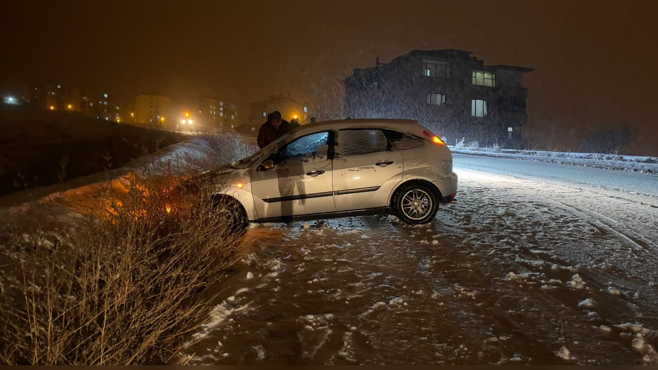 Yüksekova'da Kar Yağışı Trafiği Olumsuz Etkiledi