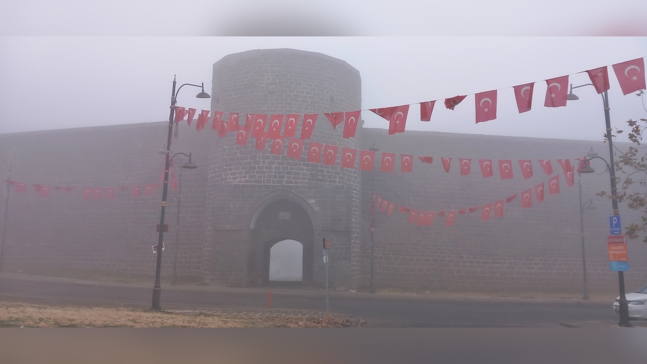 Diyarbakır'da Sis Etkisini Sürdürüyor