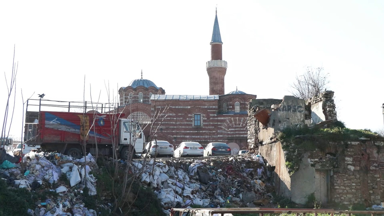 Tarihi Camii Çevresindeki Sorunlar Gündemde