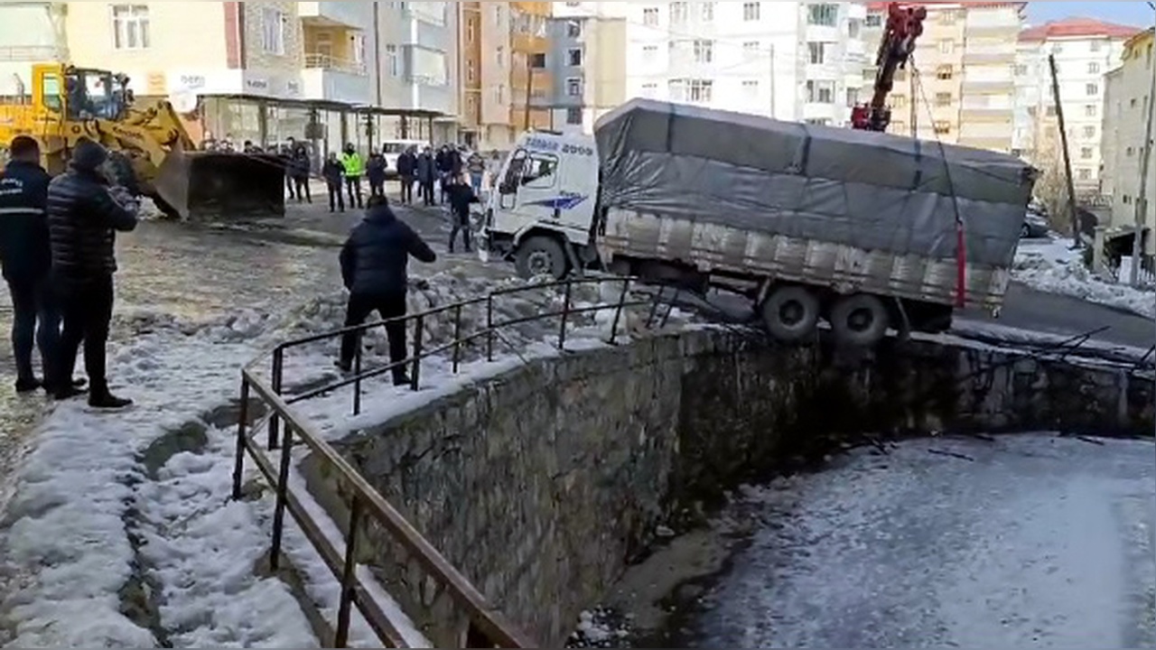 Kayan Kamyon Derenin Kenarında Asılı Kaldı