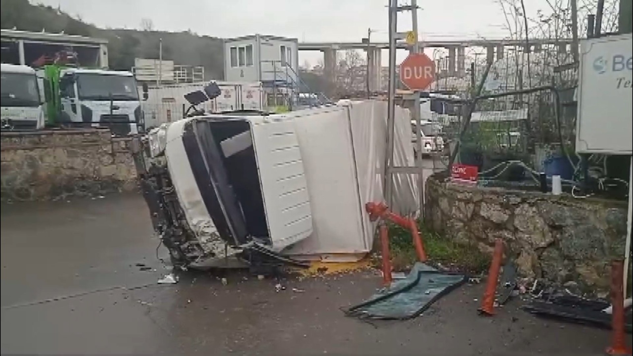 Beykoz'da Kamyonet Devrildi, İki Kişi Yaralandı