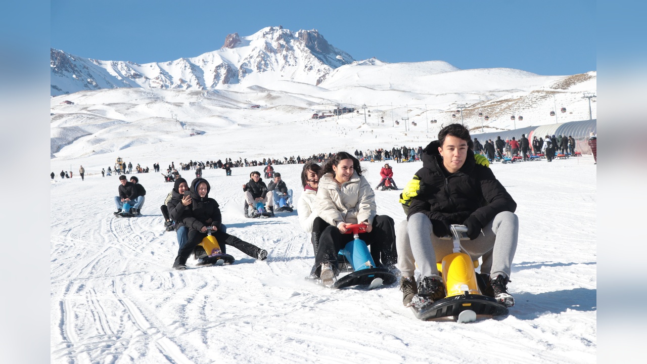 Erciyes Kayak Merkezi'nde Hafta Sonu Kalabalığı