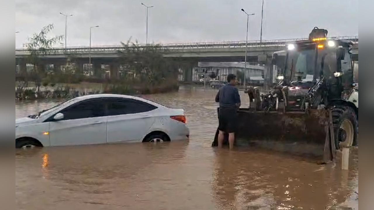 Antalya'da Şiddetli Yağışlar Hayatı Olumsuz Etkiledi