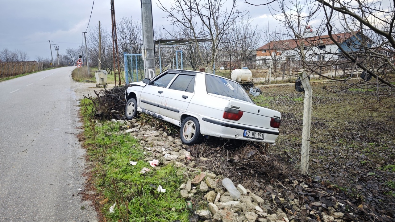 Elektrik Direğine Çarpan Otomobilde İki Kişi Yaralandı