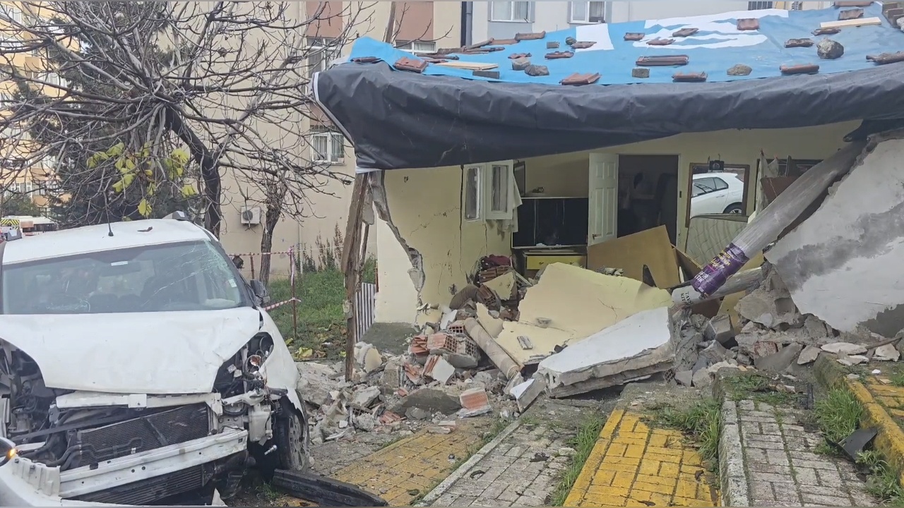 Ataşehir'de Hafif Ticari Araç Evde Yaralanmalara Neden Oldu