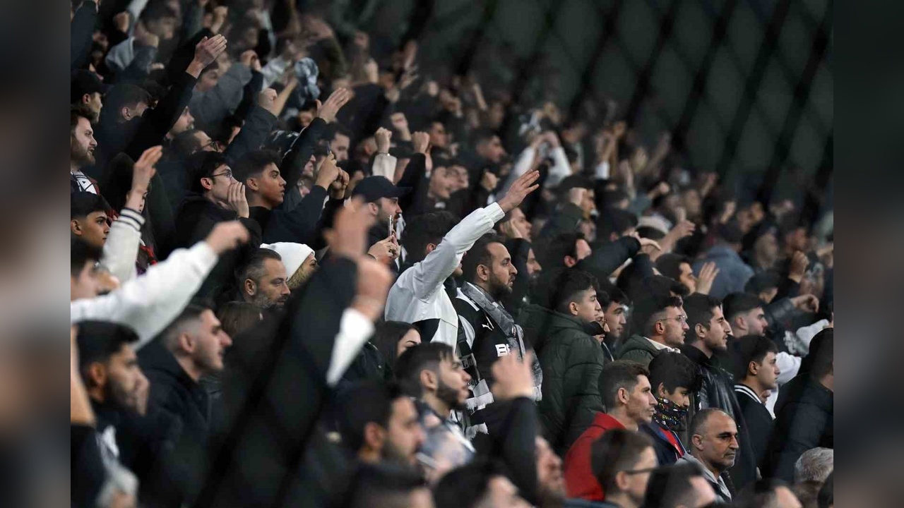 Beşiktaş Taraftarından Takıma Sert Tepki