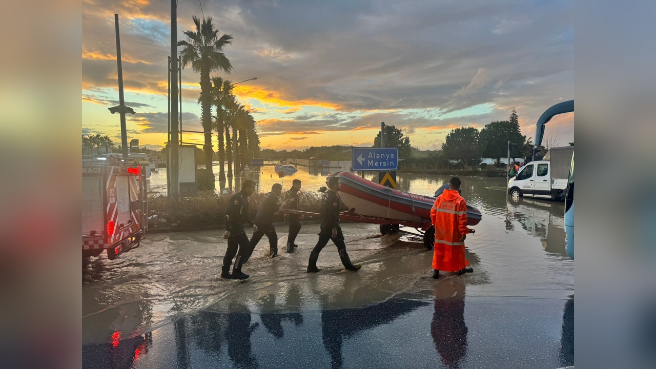 Antalya'da Sağanak Yağış Hayatı Olumsuz Etkiledi