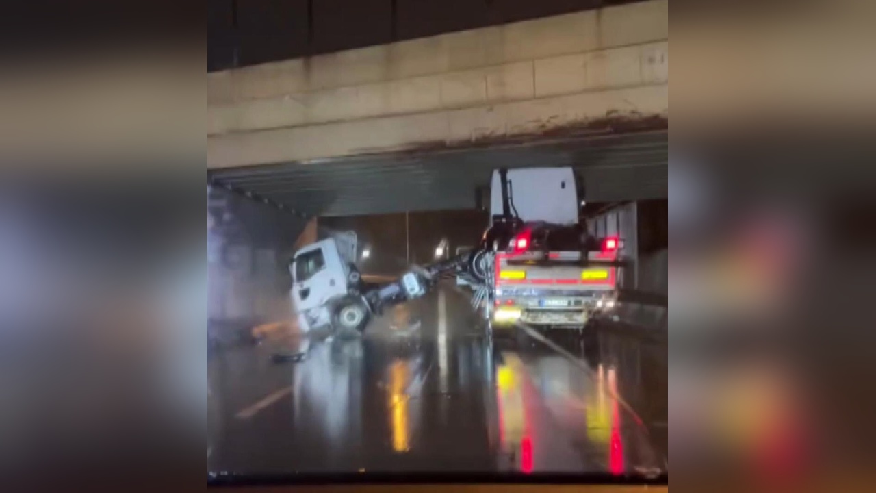 Bakırköy'de Üst Geçide TIR Çarpma Olayı Tekrarlandı