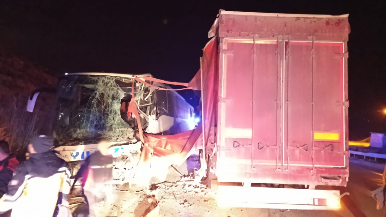 Afyonkarahisar'da Otobüs ve TIR Çarpışması: 11 Kişi Yaralandı