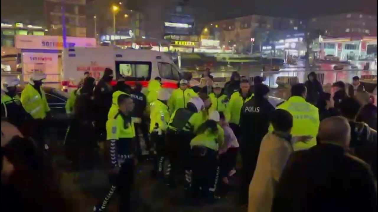 Polis Otosuna Çarpan Sürücünün Yakınlarından Saldırı: 4 Polis Yaralı