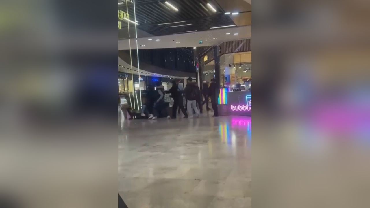 Alışveriş Merkezinde Gerilim: İki Grup Arasında Kavga