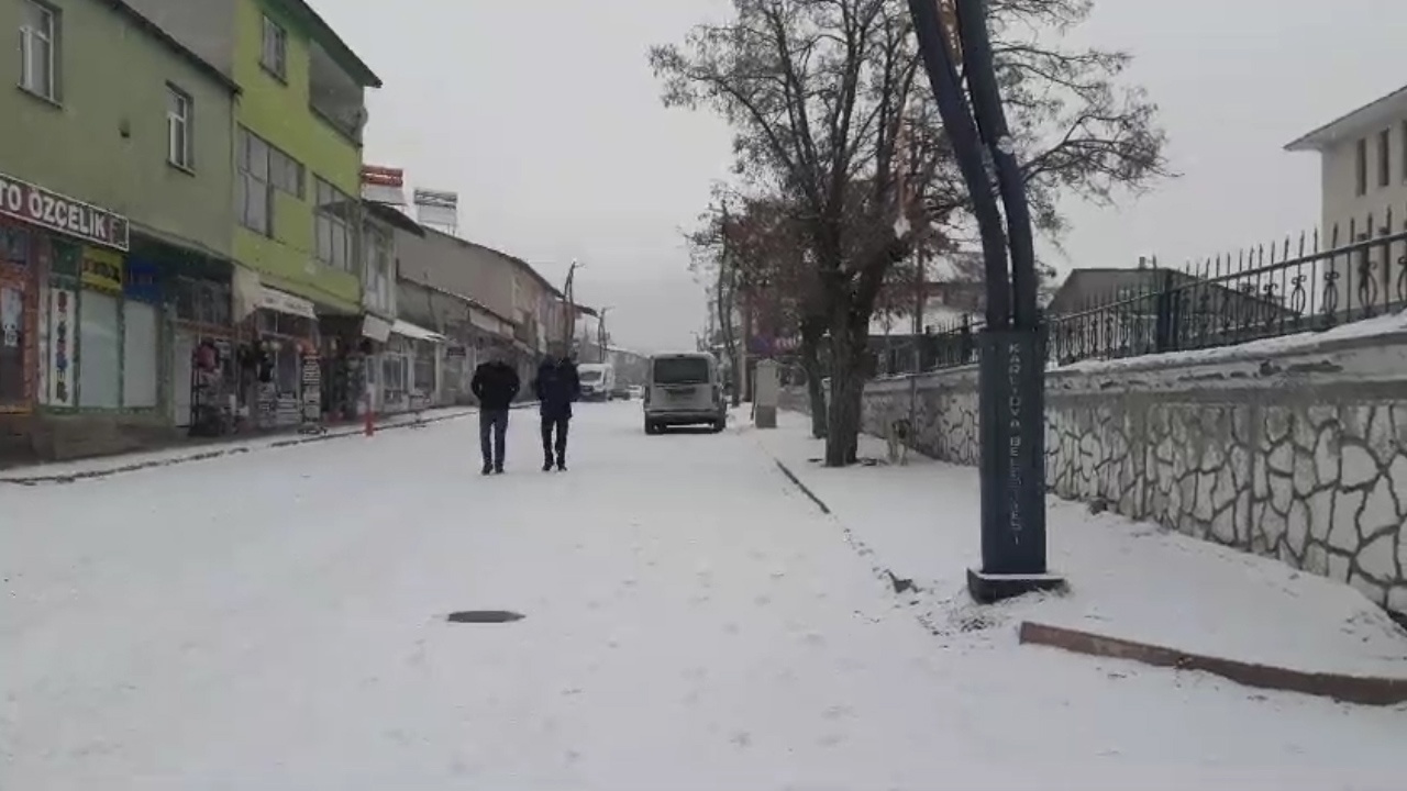 Karlıova'da Yoğun Kar Yağışı Hayatı Olumsuz Etkiledi