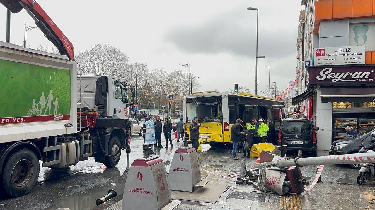Fatih'te İETT Otobüsü Kaza Yaptı
