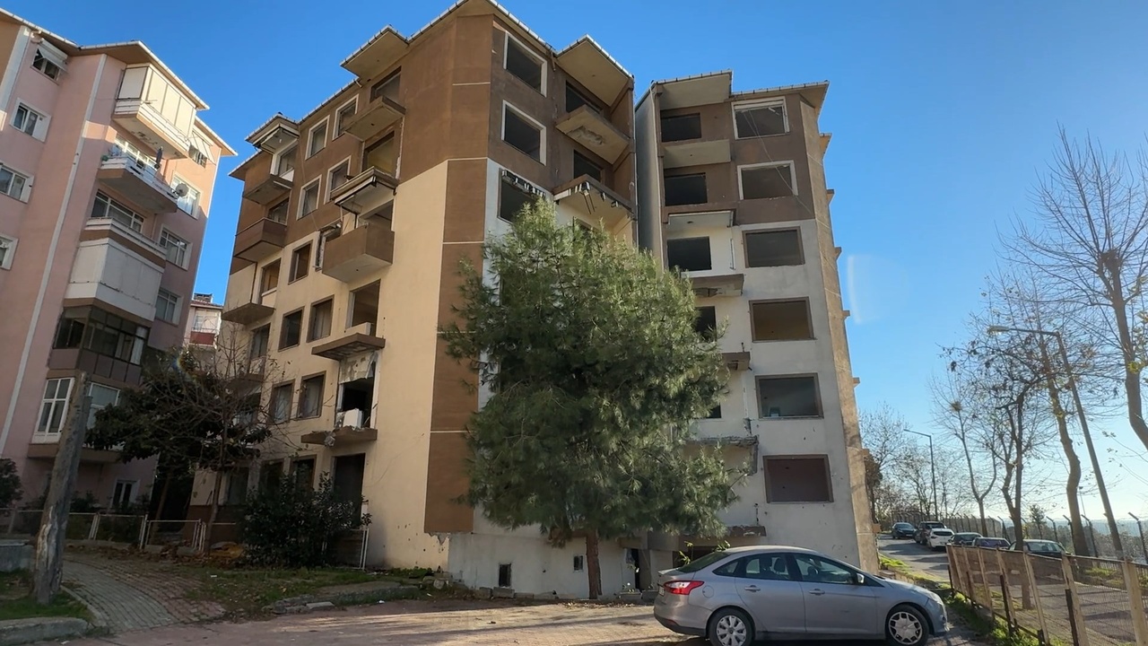 Avcılar'da Yıkım Kararı: Çöken Balkon Sonrası İki Bina Daha Tehlike Altında