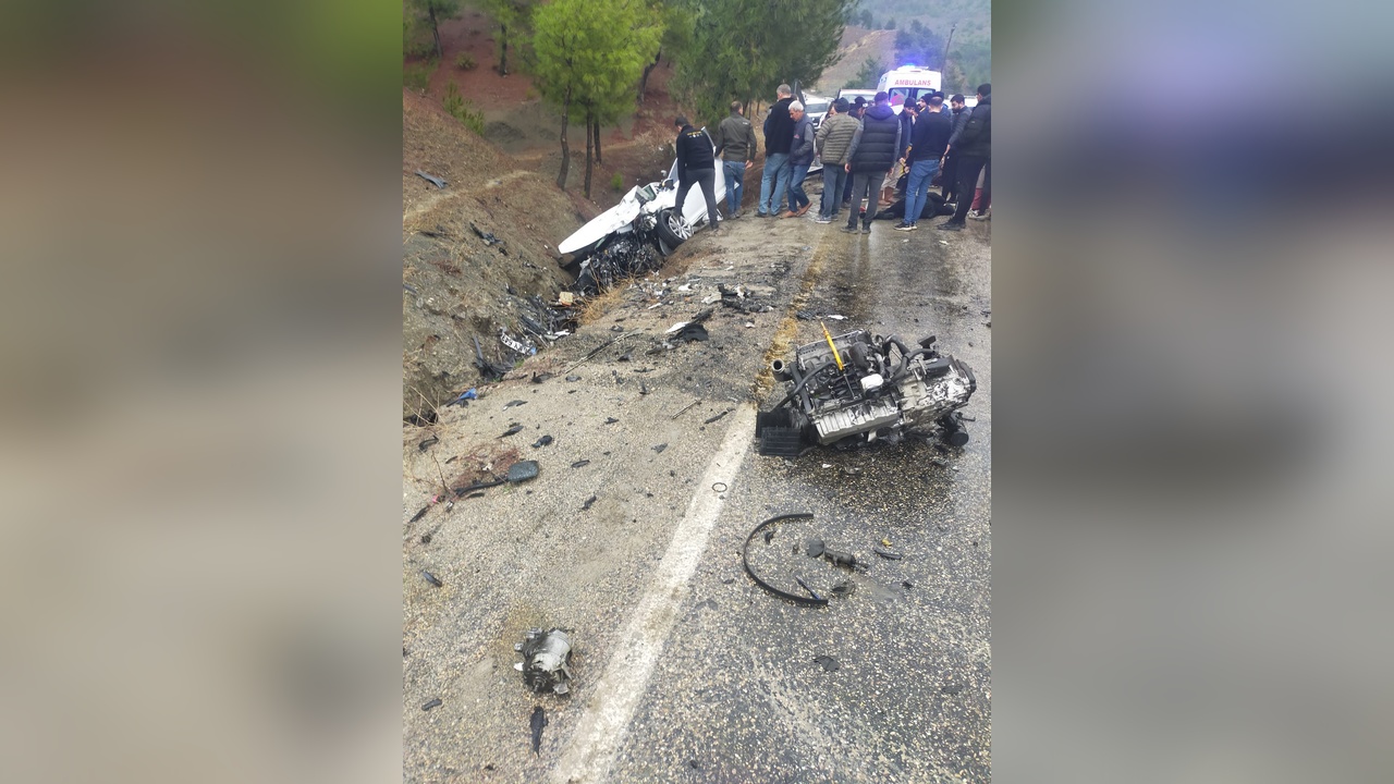 Kaza: Otomobil ve Hafif Ticari Araç Çarpıştı