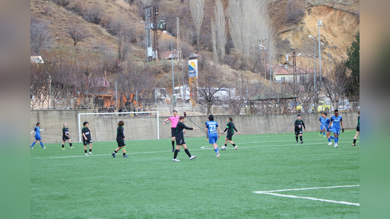 Yüksekova Kadın Futbol Takımı Farklı Kazandı