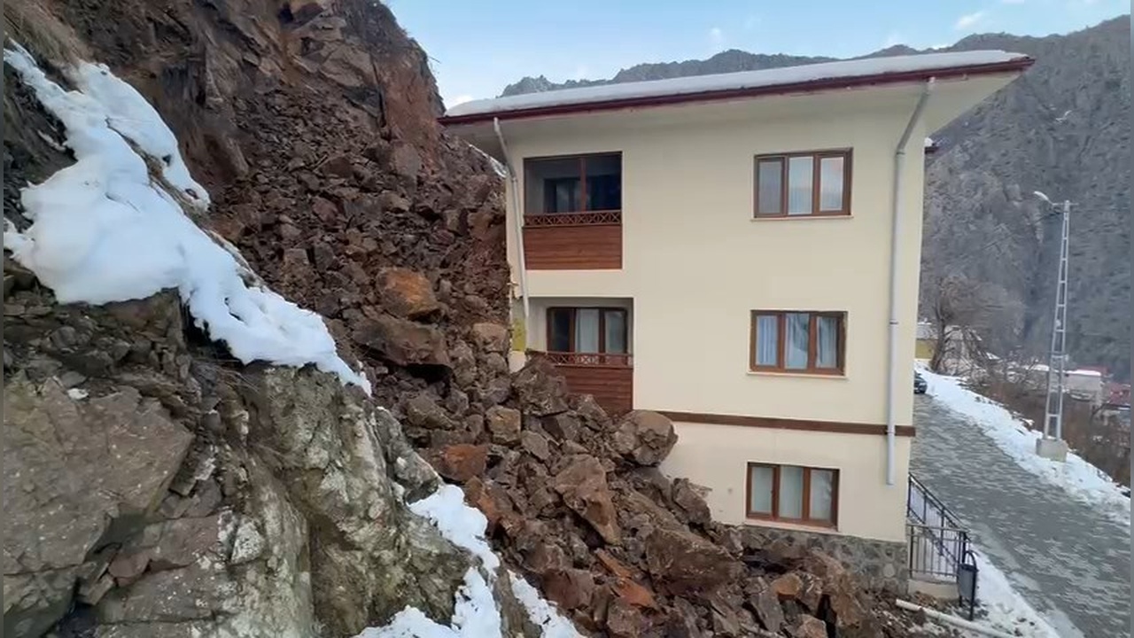 Artvin'de Heyelan Sonrası Taş Dolu Evler