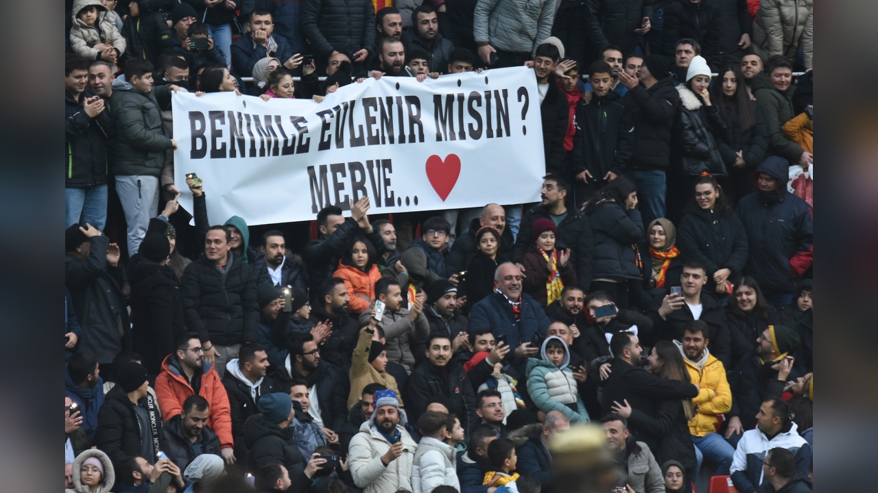 Maçta Duygusal Anlar: Evlilik Teklifi Gerçekleşti