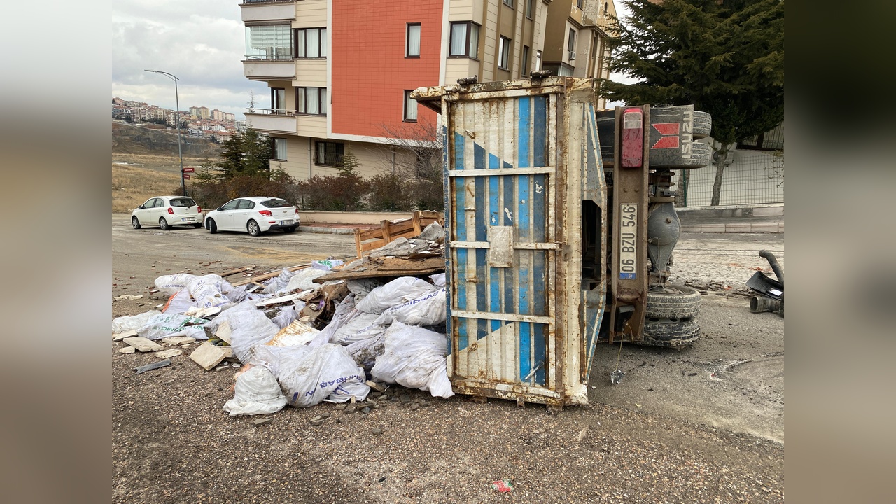 Kontrolden çıkan kamyonet, park halindeki araçlara çarptı