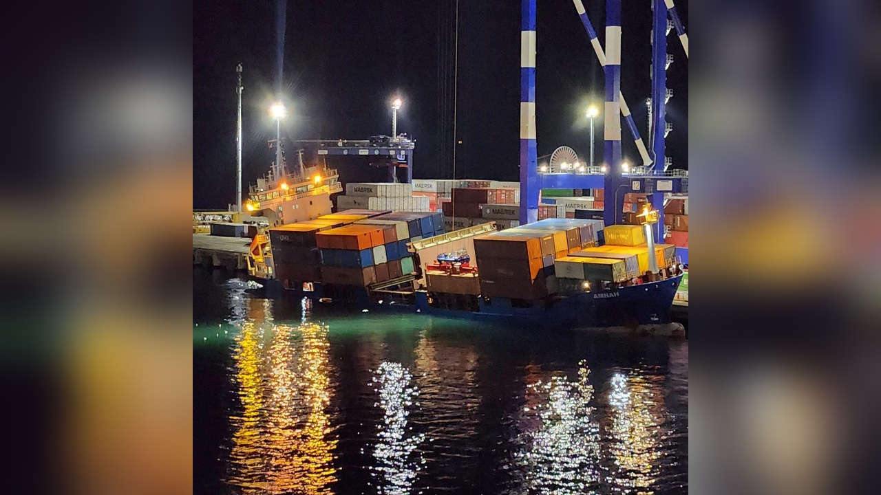 Ambarlı Limanı'nda Konteyner Gemisi Yan Yattı