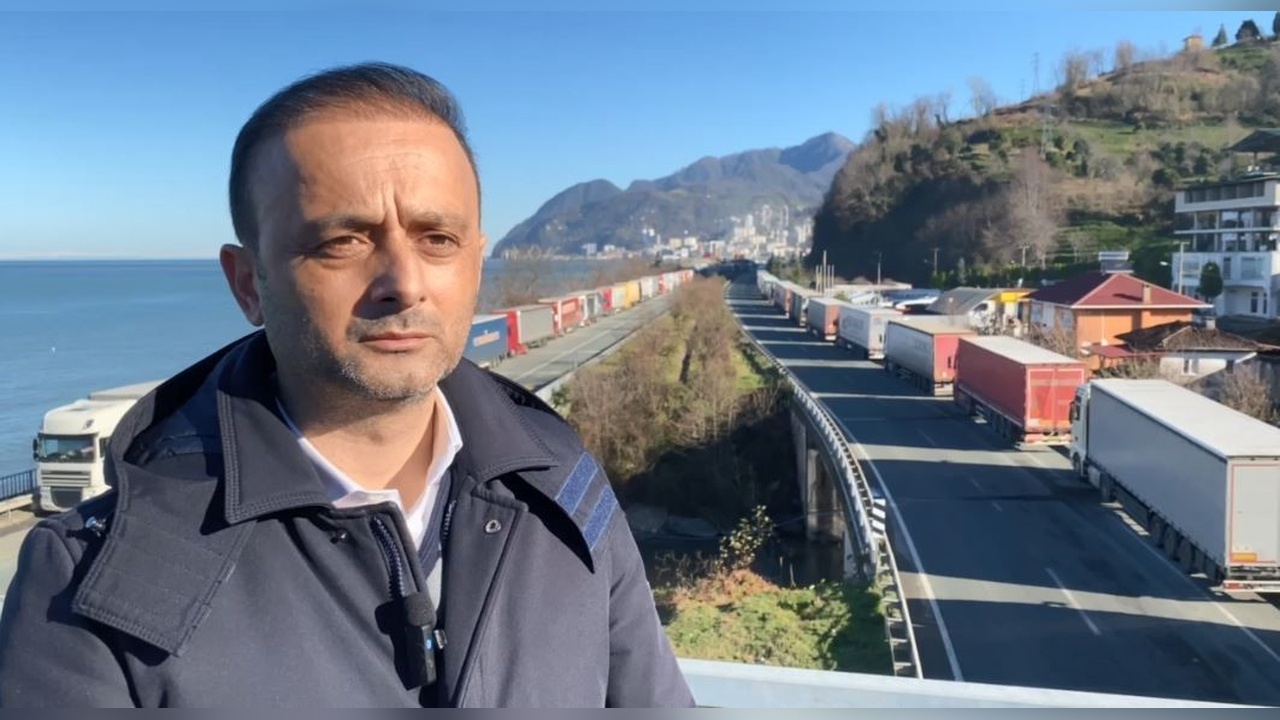 Hopa'da Tır Trafiği Devam Ediyor