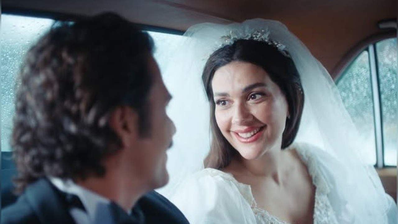 Bergüzar Korel, 90'lar Gelini Rolüyle Dikkat Çekti
