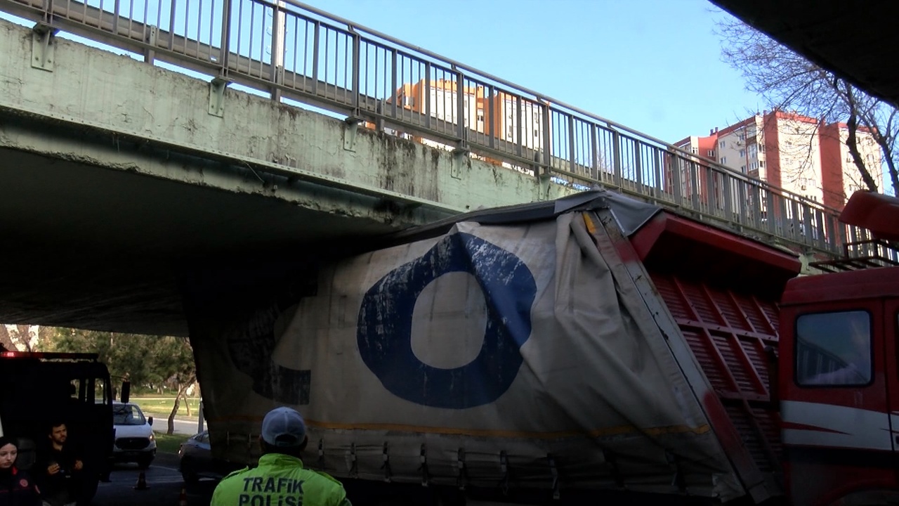 Bakırköy'de Kamyon Alt Geçitte Sıkıştı, Sürücü Cezalandırıldı