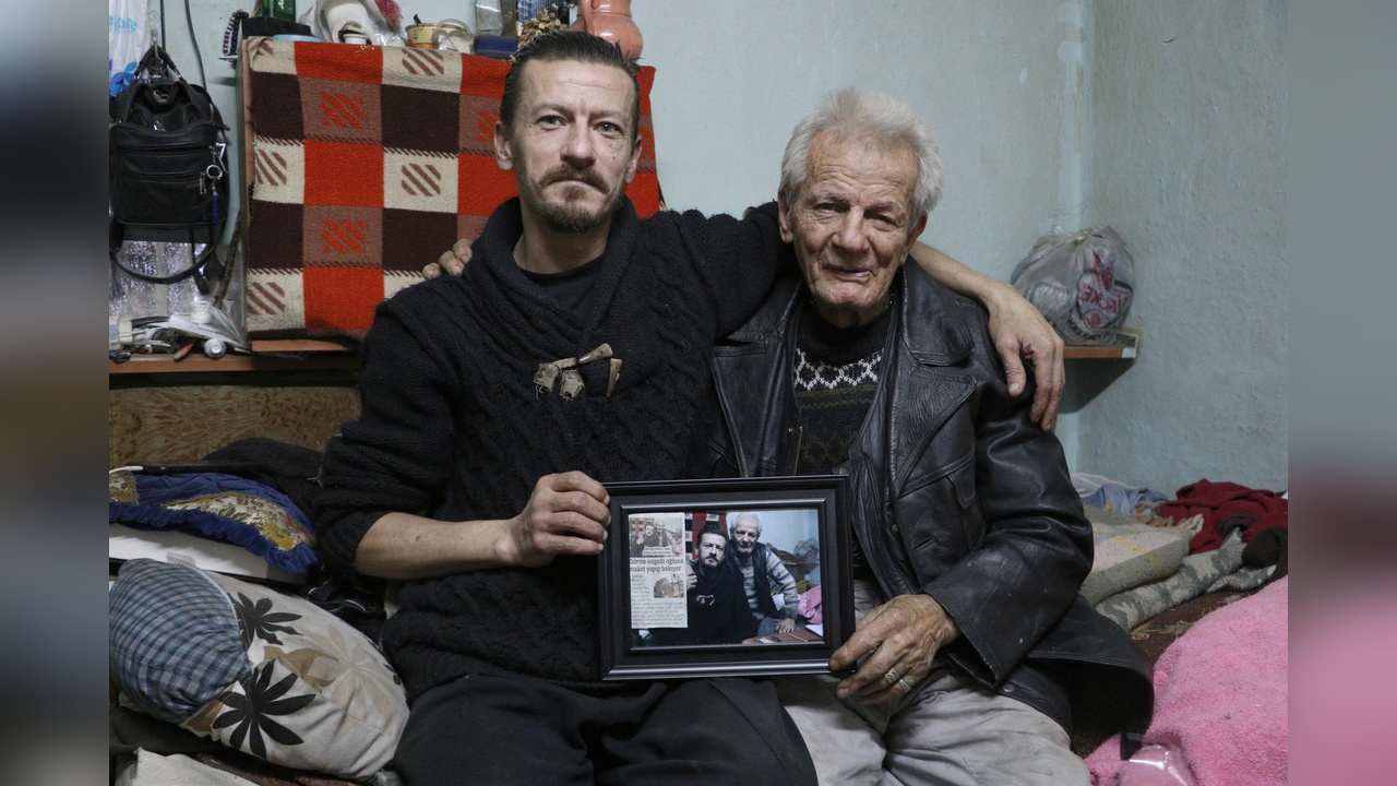 Baba, Görme Engelli Oğluna Destek İçin Ev Maketleri Yapıyor