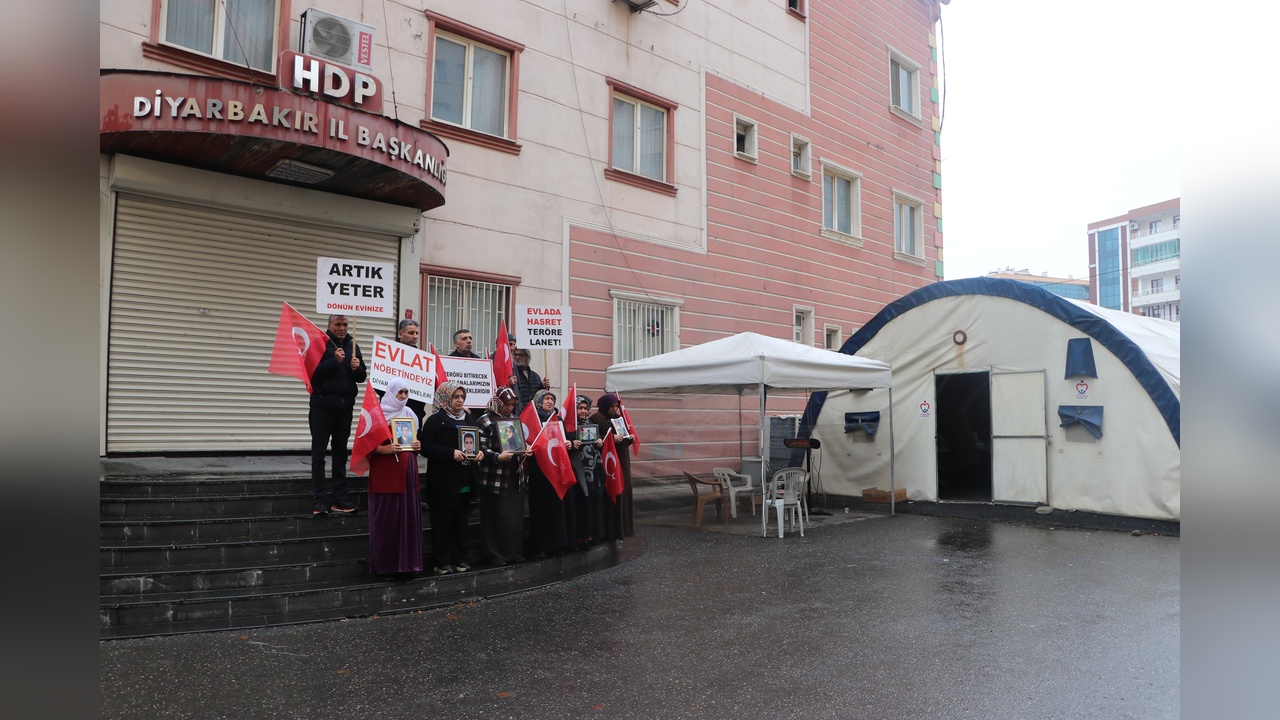 Oğlunu Kaybeden Anne, Dağda Nöbet Tutmaya Devam Ediyor