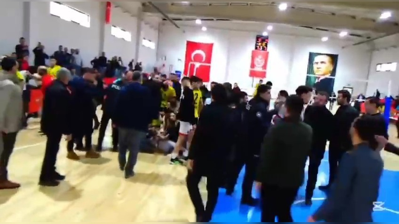 Taraftar Saldırısı: Üç Voleybolcu Yaralı