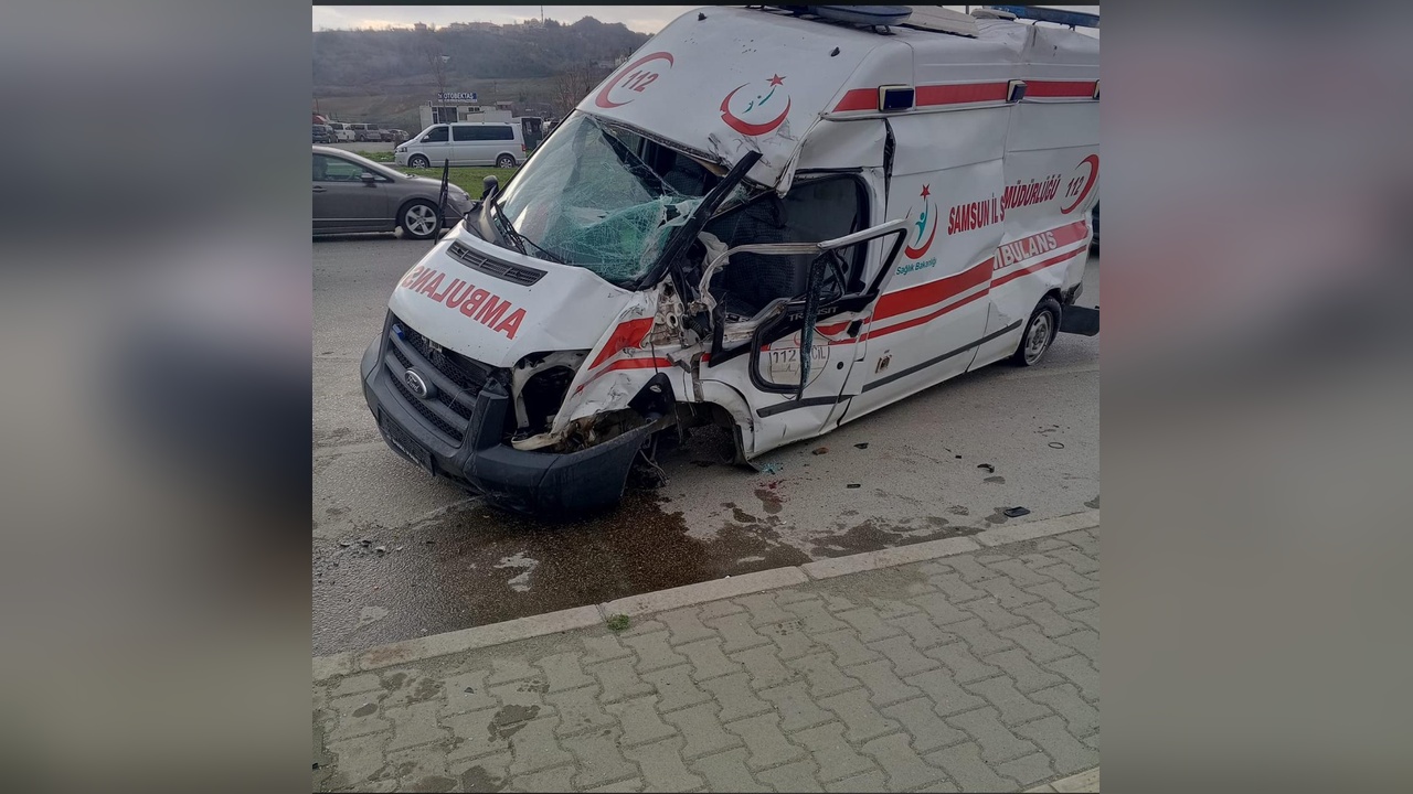 Ambulans ve TIR Çarpıştı: Bir Kişi Yaralandı